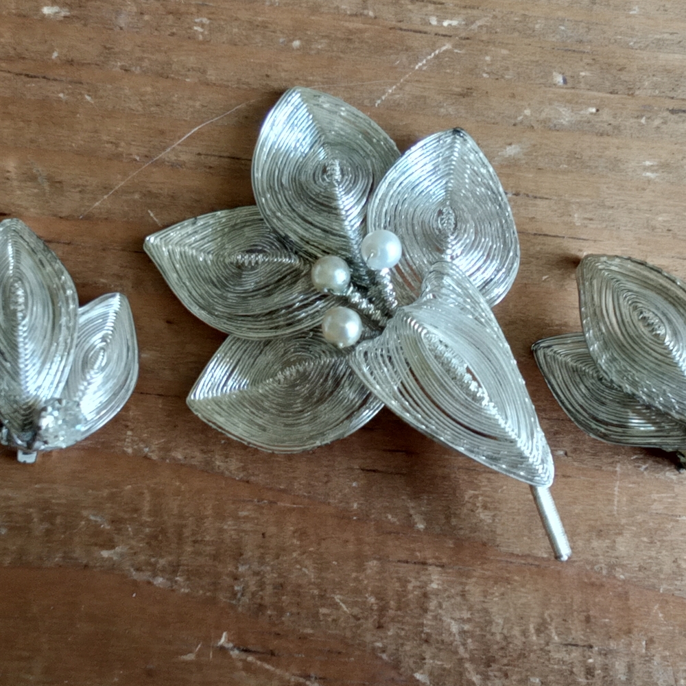 Elegant Silver Wire Floral Brooch with Pearls